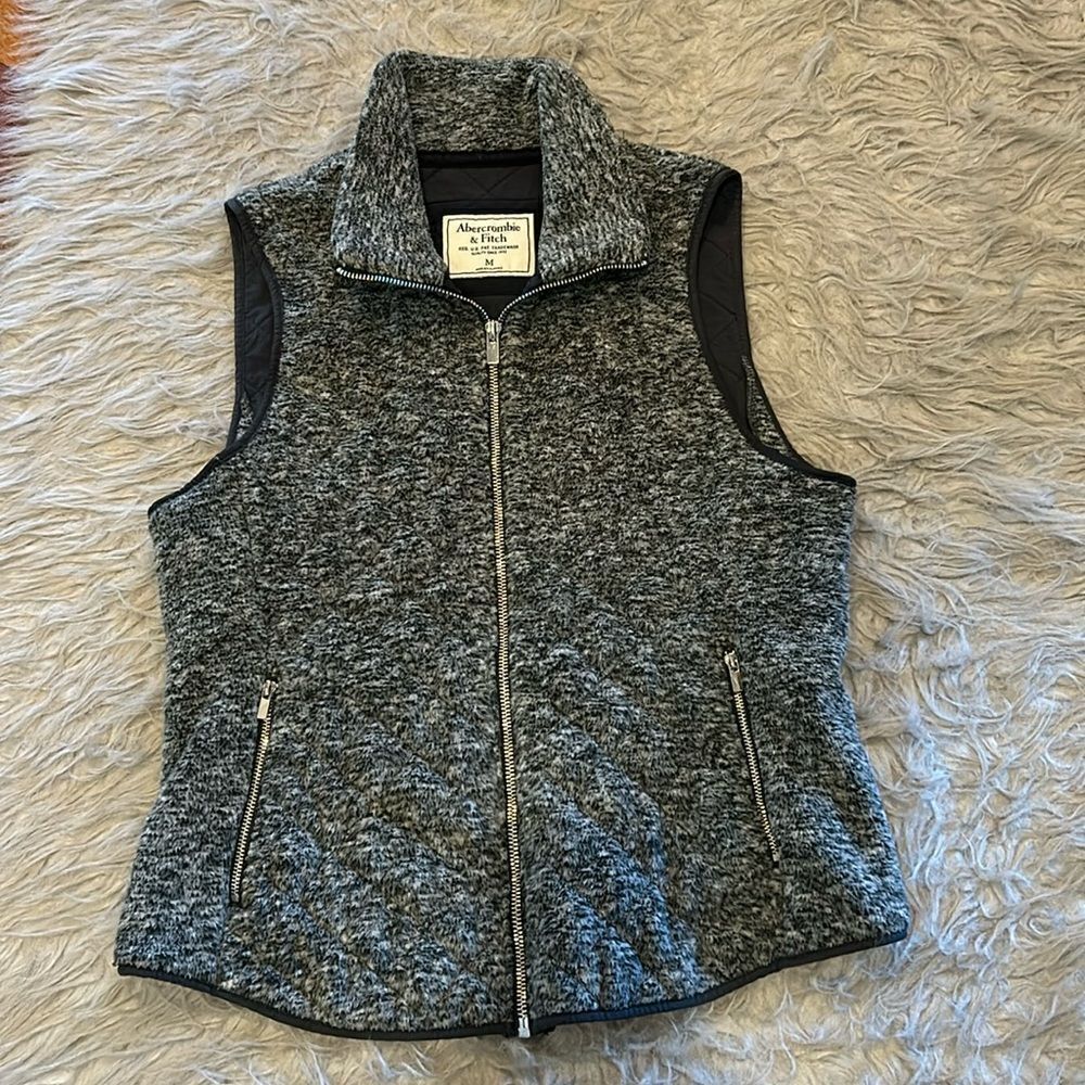 Abercrombie and fitch women’s gray and silver fleece vest size medium